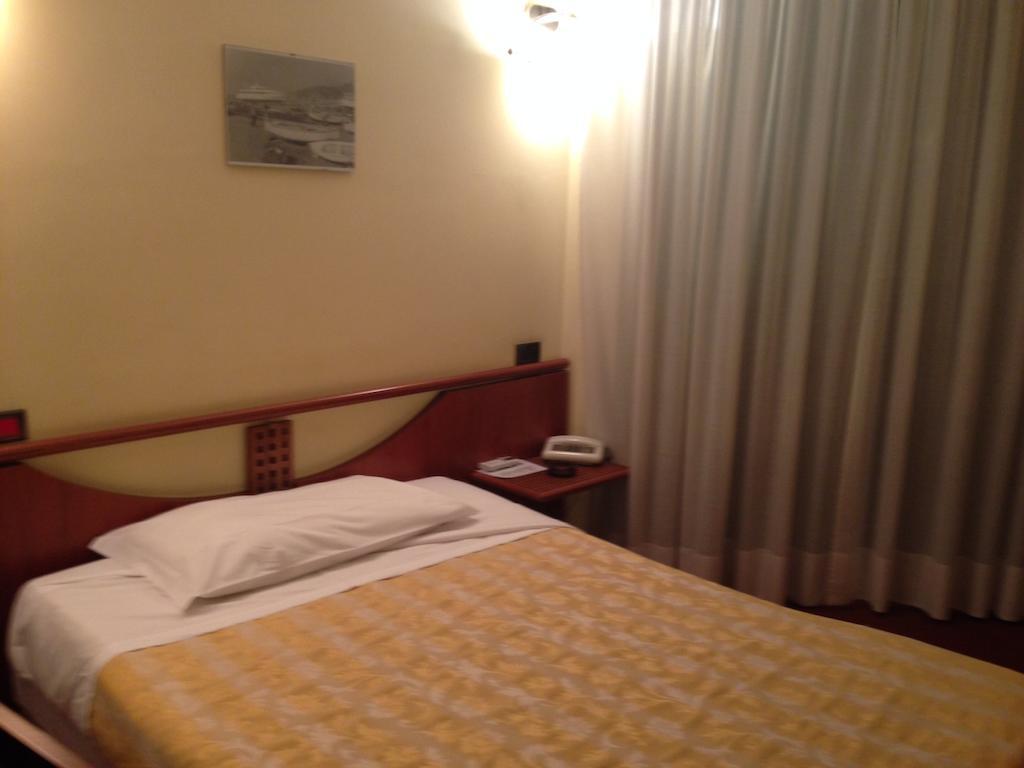 Hotel Sirenella Mele Quarto foto